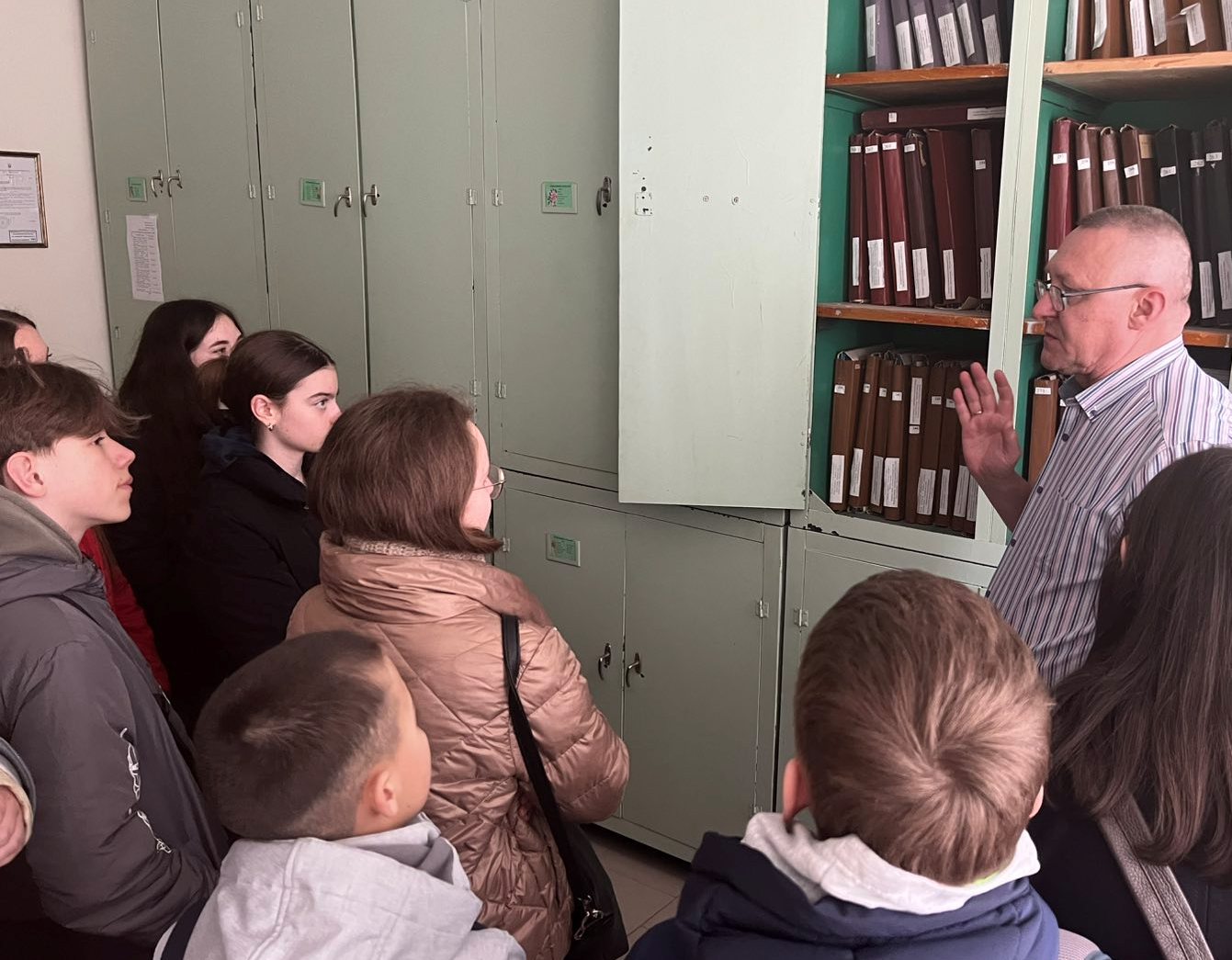 Завідувач гербарію Руслан Яворівський з Учнями МАН